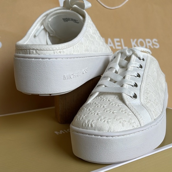 Michael Kors POPPY SLIDE SNEAKERS MK DEBOSSED WASHED DENIM
49T4POFP2D Platforms - Picture 12 of 16